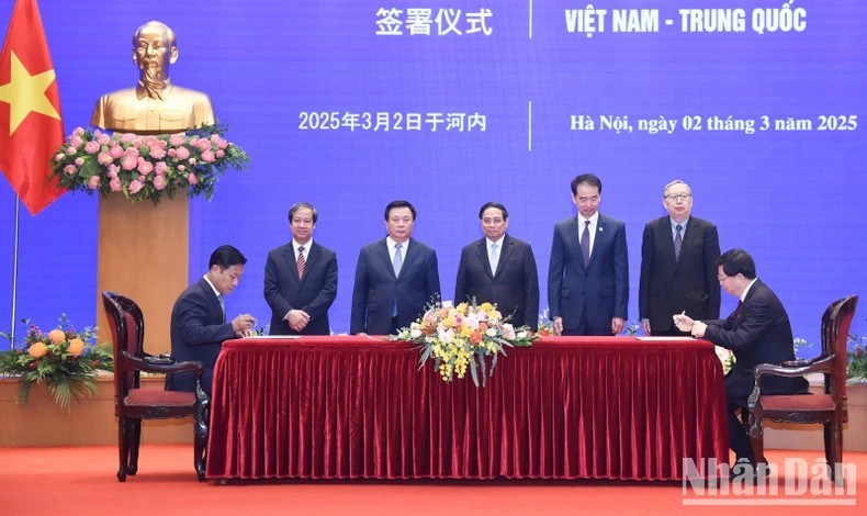Trao tặng Danh hiệu “Giáo sư danh dự" Đại học Thanh Hoa cho Thủ tướng Chính phủ Phạm Minh Chính Trao tặng Danh hiệu “Giáo sư danh dự" Đại học Thanh Hoa cho Thủ tướng Chính phủ Phạm Minh Chính