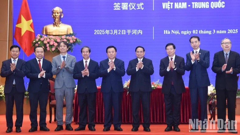 Trao tặng Danh hiệu “Giáo sư danh dự" Đại học Thanh Hoa cho Thủ tướng Chính phủ Phạm Minh Chính Trao tặng Danh hiệu “Giáo sư danh dự" Đại học Thanh Hoa cho Thủ tướng Chính phủ Phạm Minh Chính