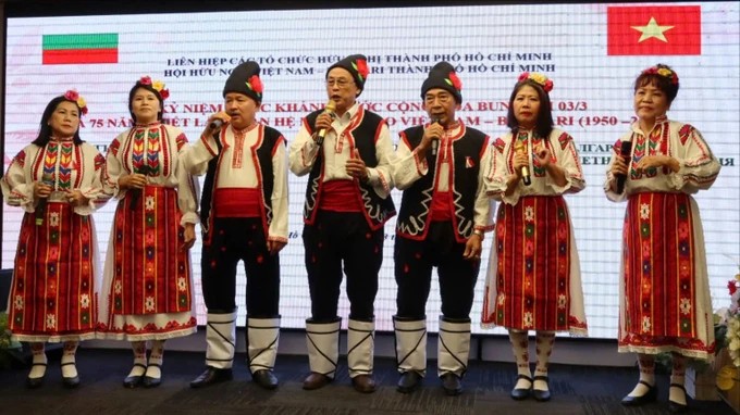 Tiết mục văn nghệ chào mừng tại buổi họp mặt kỷ niệm 147 năm ngày Quốc khánh Bulgaria. (Ảnh: Báo Sài Gòn Giải phóng) Tiết mục văn nghệ chào mừng tại buổi họp mặt kỷ niệm 147 năm ngày Quốc khánh Bulgaria. (Ảnh: Báo Sài Gòn Giải phóng)