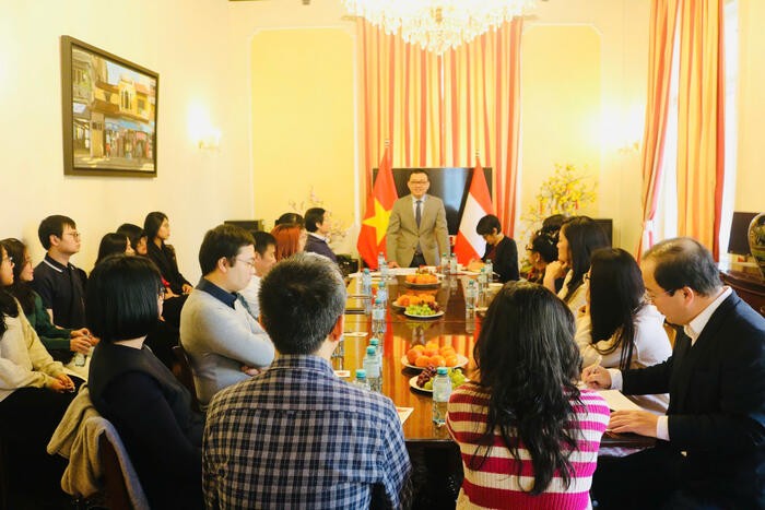 Tọa đàm với các nhà khoa học Tọa đàm với các nhà khoa học