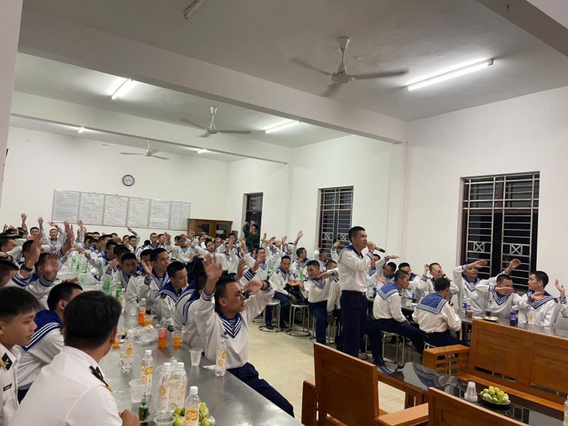 Hành trình một ngày của "lính mới" Hải quân Hành trình một ngày của "lính mới" Hải quân