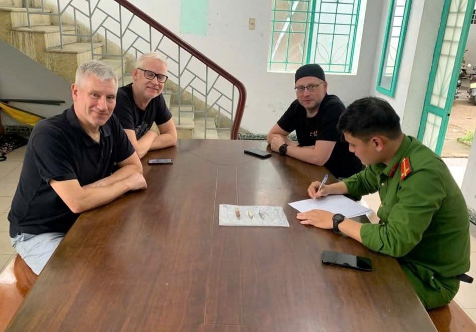 3 người nước ngoài tự mua máy dò kim loại, thu gom vũ khí, vật liệu nổ trên bãi biển Đà Nẵng 3 người nước ngoài tự mua máy dò kim loại, thu gom vũ khí, vật liệu nổ trên bãi biển Đà Nẵng