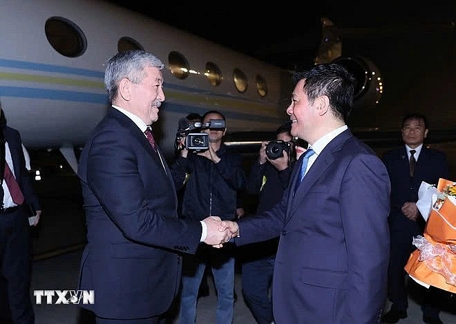 Minister of Industry and Trade Nguyen Hong Dien (R) welcomes Kyrgyzstan’s Prime Minister Adylbek Kasimalyev upon his arrival at Noi Bai International Airport on March 5 evening for an official visit to Vietnam. (Photo: VNA) Minister of Industry and Trade Nguyen Hong Dien (R) welcomes Kyrgyzstan’s Prime Minister Adylbek Kasimalyev upon his arrival at Noi Bai International Airport on March 5 evening for an official visit to Vietnam. (Photo: VNA)