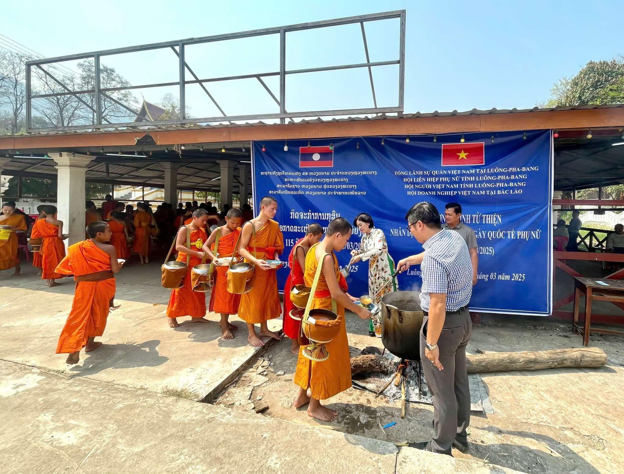 Phụ nữ Việt Nam - Lào tổ chức hoạt động thiện nguyện kỉ niệm ngày 8/3 Phụ nữ Việt Nam - Lào tổ chức hoạt động thiện nguyện kỉ niệm ngày 8/3