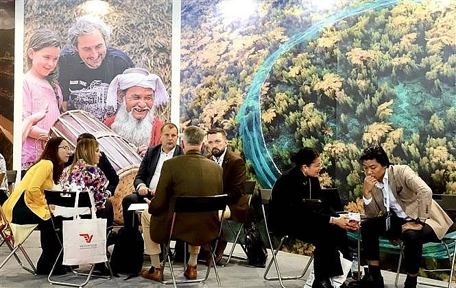 Foreign visitors at the ITB Berline 2025 show their interest in Vietnam's tourism products. (Photo: VNA) Foreign visitors at the ITB Berline 2025 show their interest in Vietnam's tourism products. (Photo: VNA)