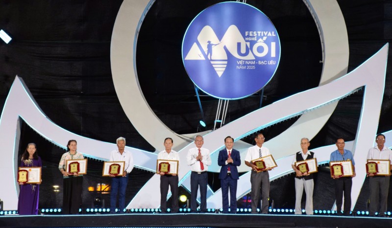 Lan tỏa “Hành trình 100 năm nghề muối - Đời người” tại Bạc Liêu Lan tỏa “Hành trình 100 năm nghề muối - Đời người” tại Bạc Liêu