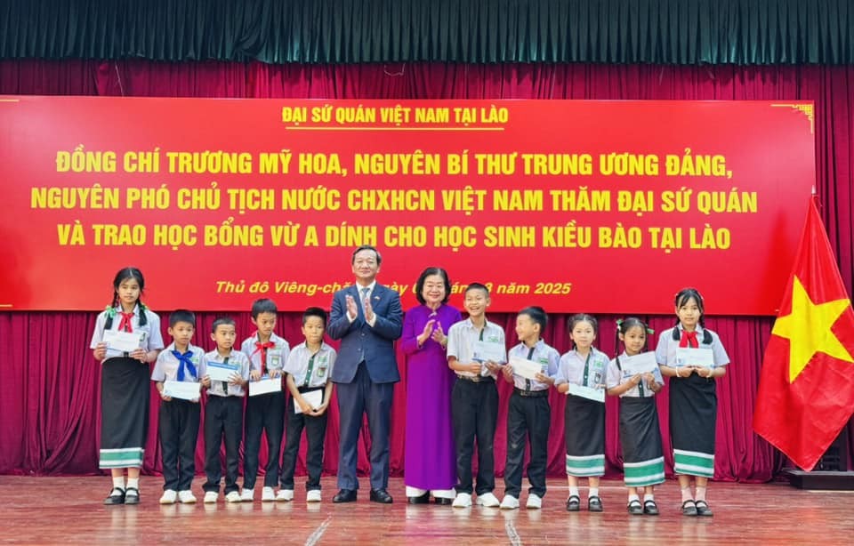 Đại sứ Việt Nam tại Lào Nguyễn Minh Tâm và nguyên Phó Chủ tịch nước Trương Mỹ Hoa trao học bổng cho các em học sinh. (Ảnh: Đại sứ quán Việt Nam tại Lào) Đại sứ Việt Nam tại Lào Nguyễn Minh Tâm và nguyên Phó Chủ tịch nước Trương Mỹ Hoa trao học bổng cho các em học sinh. (Ảnh: Đại sứ quán Việt Nam tại Lào)