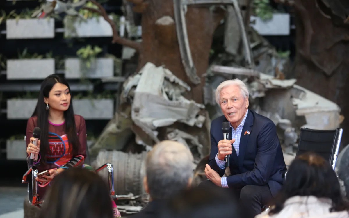 Craig McNamara, the son of former US Secretary of Defense Robert McNamara, burst into tears during a discussion about his father and the American war in Vietnam on March 6 in Hanoi.