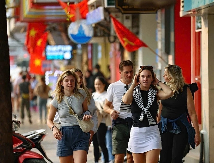 Foreign tourists visit Hanoi's Old Quarter. (Photo: VNA) Foreign tourists visit Hanoi's Old Quarter. (Photo: VNA)