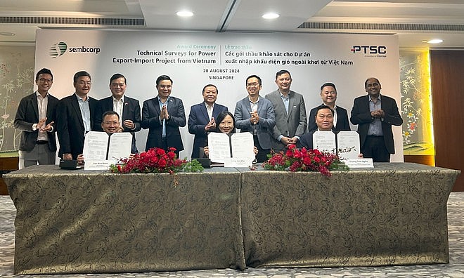Representatives from The Petrovietnam Technical Services Corporation (PTSC) and its Singaporean partner Sembcorp Utilities Pte Ltd at ceremony of the hand-over of contract packages on wind and hydrological measurements and geological surveys under the project on exporting offshore renewable energy from Vietnam to Singapore, in 2024. (Photo: VNA) Representatives from The Petrovietnam Technical Services Corporation (PTSC) and its Singaporean partner Sembcorp Utilities Pte Ltd at ceremony of the hand-over of contract packages on wind and hydrological measurements and geological surveys under the project on exporting offshore renewable energy from Vietnam to Singapore, in 2024. (Photo: VNA)