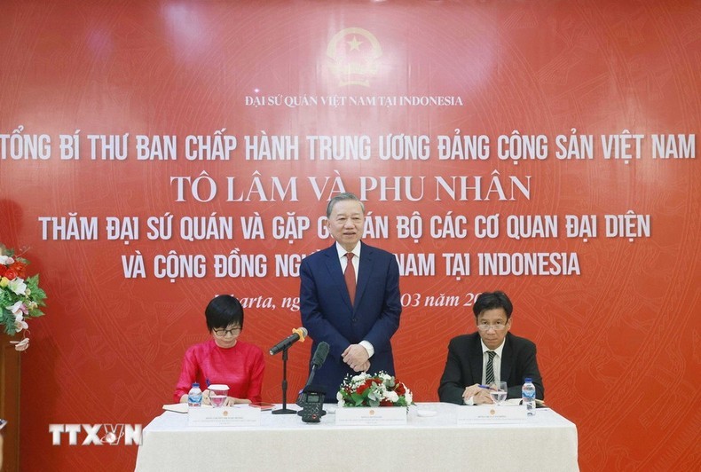Tổng Bí thư Tô Lâm thăm Đại sứ quán, gặp gỡ cán bộ các cơ quan đại diện và cộng đồng người Việt Nam tại Indonesia Tổng Bí thư Tô Lâm thăm Đại sứ quán, gặp gỡ cán bộ các cơ quan đại diện và cộng đồng người Việt Nam tại Indonesia