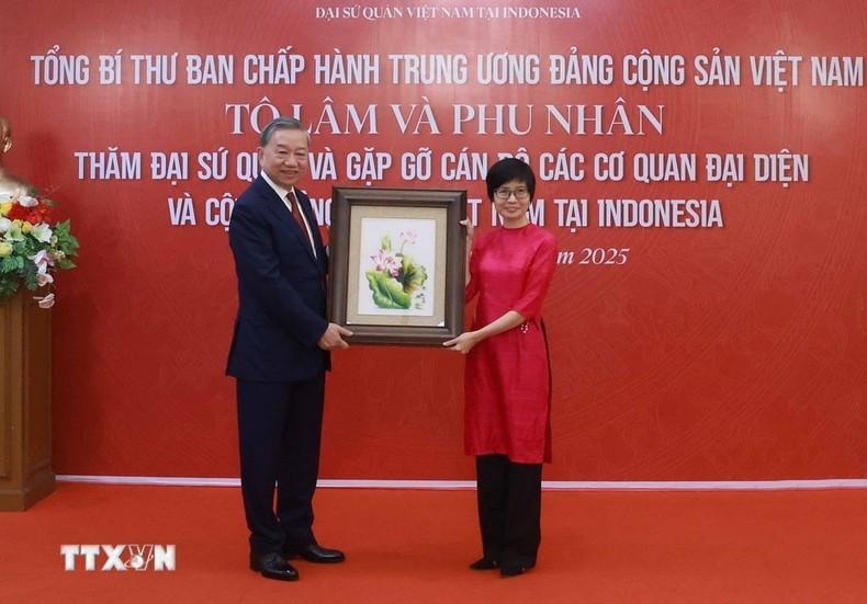 Tổng Bí thư Tô Lâm thăm Đại sứ quán, gặp gỡ cán bộ các cơ quan đại diện và cộng đồng người Việt Nam tại Indonesia Tổng Bí thư Tô Lâm thăm Đại sứ quán, gặp gỡ cán bộ các cơ quan đại diện và cộng đồng người Việt Nam tại Indonesia