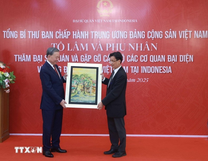 Tổng Bí thư Tô Lâm thăm Đại sứ quán, gặp gỡ cán bộ các cơ quan đại diện và cộng đồng người Việt Nam tại Indonesia Tổng Bí thư Tô Lâm thăm Đại sứ quán, gặp gỡ cán bộ các cơ quan đại diện và cộng đồng người Việt Nam tại Indonesia