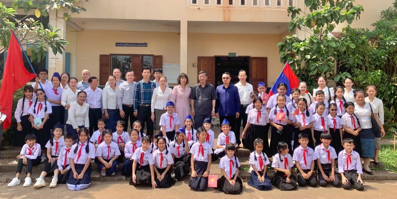 Đại sứ Nguyễn Minh Tâm và đoàn công tác đã đến thăm Trường Tiểu học Hữu nghị Lào - Việt. (Ảnh: Đại sứ quán Việt Nam tại Lào) Đại sứ Nguyễn Minh Tâm và đoàn công tác đã đến thăm Trường Tiểu học Hữu nghị Lào - Việt. (Ảnh: Đại sứ quán Việt Nam tại Lào)