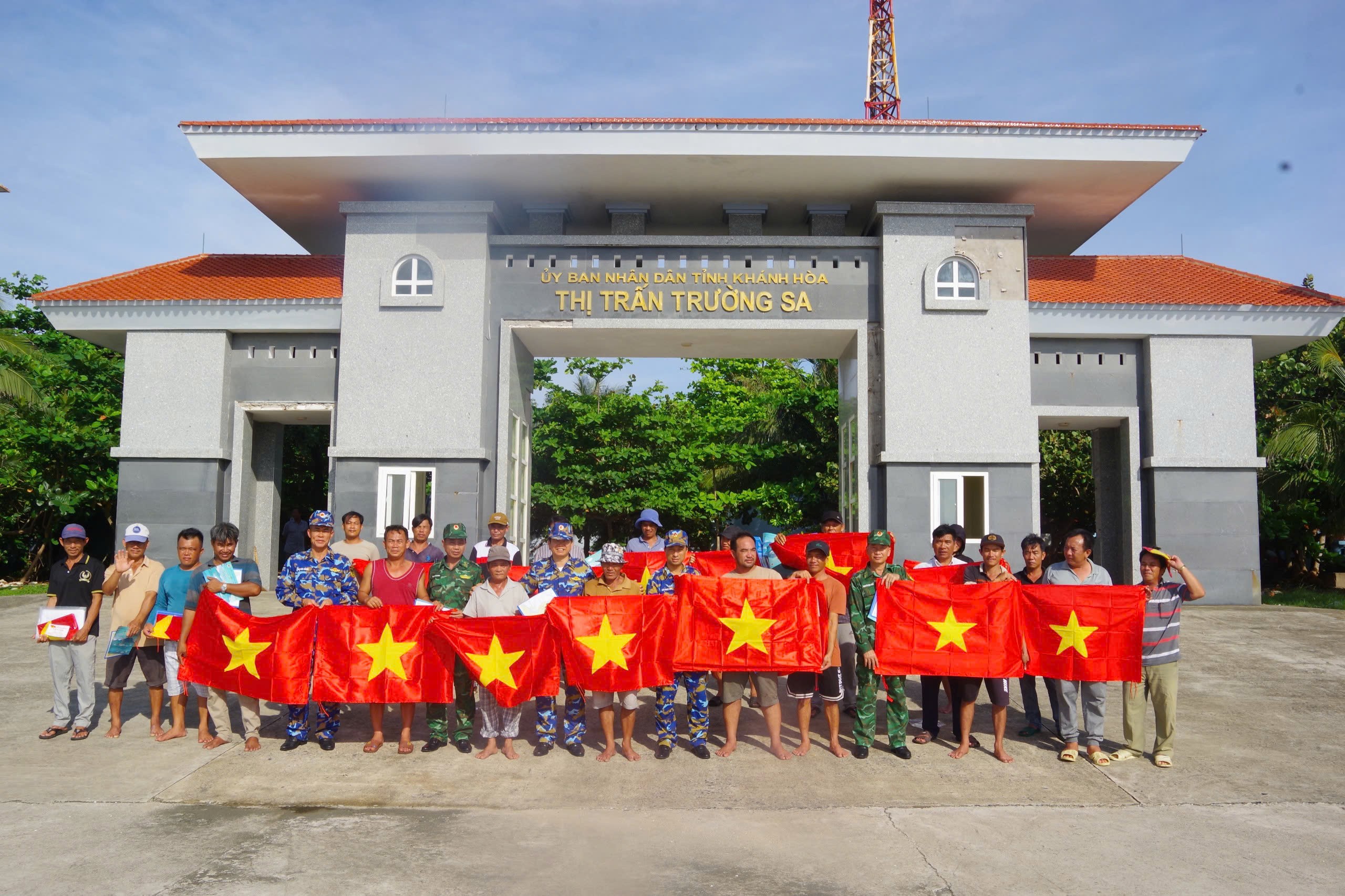 Bệnh xá đảo Trường Sa cấp cứu ngư dân bị cá biển đâm vào chân Bệnh xá đảo Trường Sa cấp cứu ngư dân bị cá biển đâm vào chân