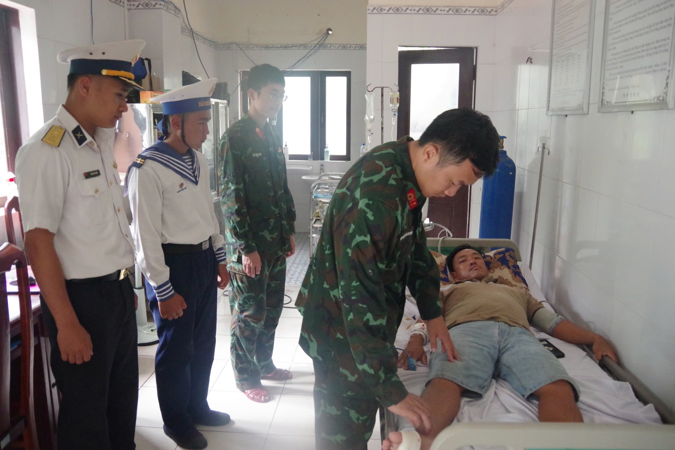 Bệnh xá đảo Trường Sa cấp cứu ngư dân bị cá biển đâm vào chân Bệnh xá đảo Trường Sa cấp cứu ngư dân bị cá biển đâm vào chân