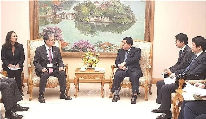 Deputy Prime Minister Nguyen Chi Dung (R) and Chairman of Japan’s International Friendship Exchange Council Onoi Yoshiki at their meeting in Hanoi on March 10. (Photo: VNA) Deputy Prime Minister Nguyen Chi Dung (R) and Chairman of Japan’s International Friendship Exchange Council Onoi Yoshiki at their meeting in Hanoi on March 10. (Photo: VNA)