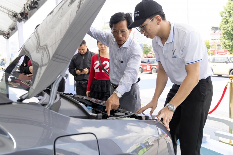 Giá mới quá hời, bảo hành 10 năm, khách hàng rủ nhau tậu liền tay xe điện VinFast Giá mới quá hời, bảo hành 10 năm, khách hàng rủ nhau tậu liền tay xe điện VinFast