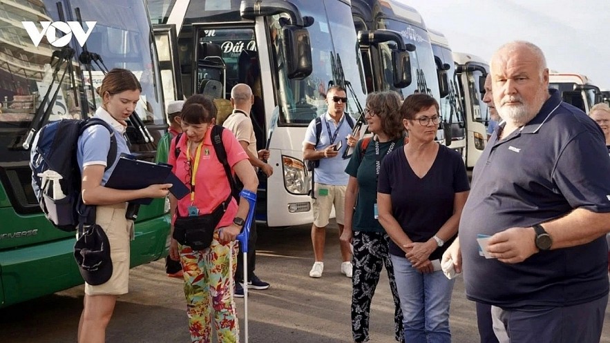 Vietnam considers waiving visas for visitors from high-end market in an attempt to facilitate tourism development, increase the competitiveness and attract more foreign tourists to Vietnam. Vietnam considers waiving visas for visitors from high-end market in an attempt to facilitate tourism development, increase the competitiveness and attract more foreign tourists to Vietnam.