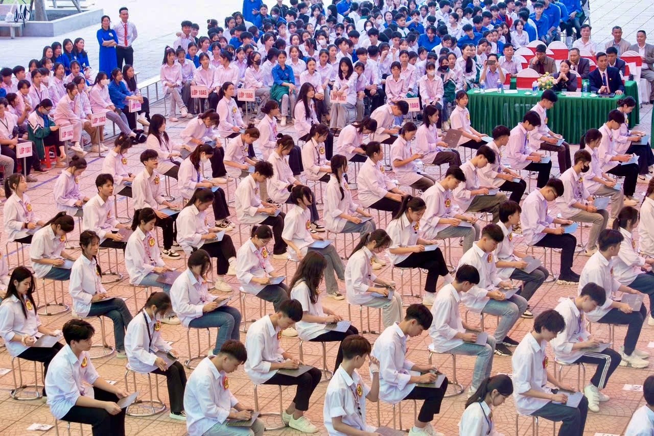 Giáo dục sức khoẻ sinh sản: Hành trang vững chắc cho tuổi vị thành niên Giáo dục sức khoẻ sinh sản: Hành trang vững chắc cho tuổi vị thành niên