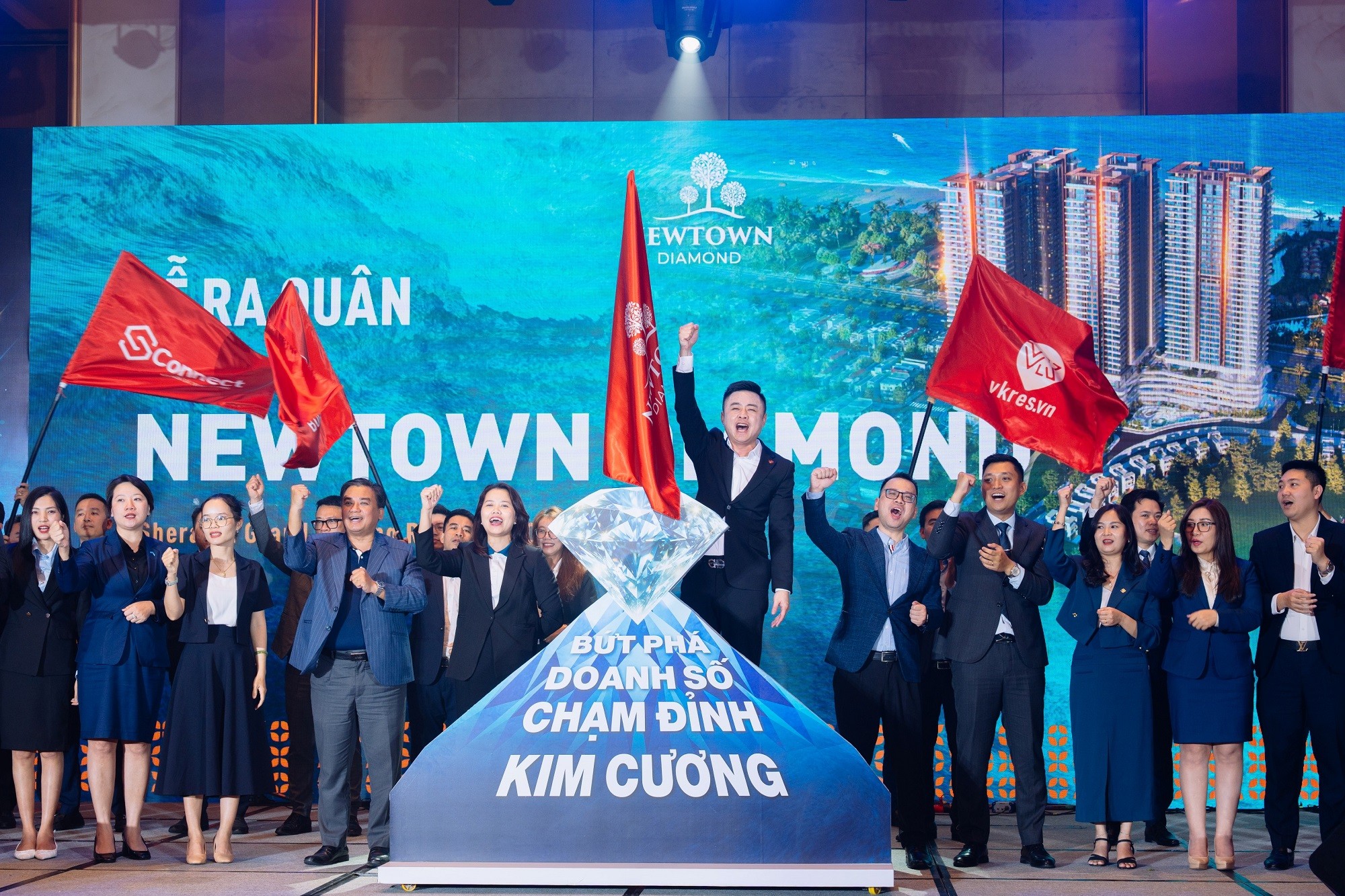 Thời khắc lá cờ dự án được cắm trên đỉnh núi là lúc cả khán phòng bùng nổ với lòng quyết tâm vượt qua mọi thử thách để vươn tới thành công. Thời khắc lá cờ dự án được cắm trên đỉnh núi là lúc cả khán phòng bùng nổ với lòng quyết tâm vượt qua mọi thử thách để vươn tới thành công.