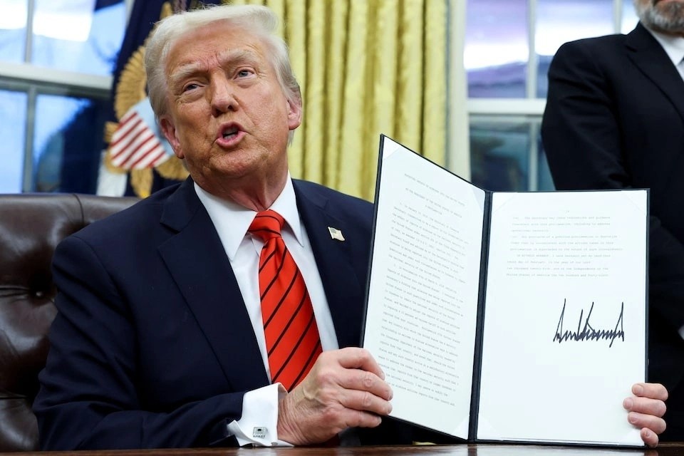 Tổng thống Mỹ Donald Trump cầm sắc lệnh nâng thuế nhôm, thép ngày 10/2. (Ảnh: Reuters) Tổng thống Mỹ Donald Trump cầm sắc lệnh nâng thuế nhôm, thép ngày 10/2. (Ảnh: Reuters)