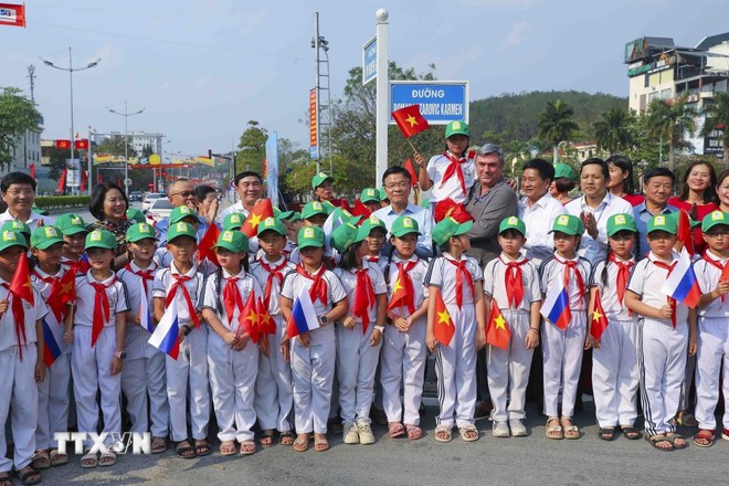 Phó Thủ tướng Lê Thành Long cùng các đại biểu dự lễ gắn biển tên đường Roman Lazarovic Karmen, thành phố Điện Biên Phủ. (Ảnh: TTXVN) Phó Thủ tướng Lê Thành Long cùng các đại biểu dự lễ gắn biển tên đường Roman Lazarovic Karmen, thành phố Điện Biên Phủ. (Ảnh: TTXVN)