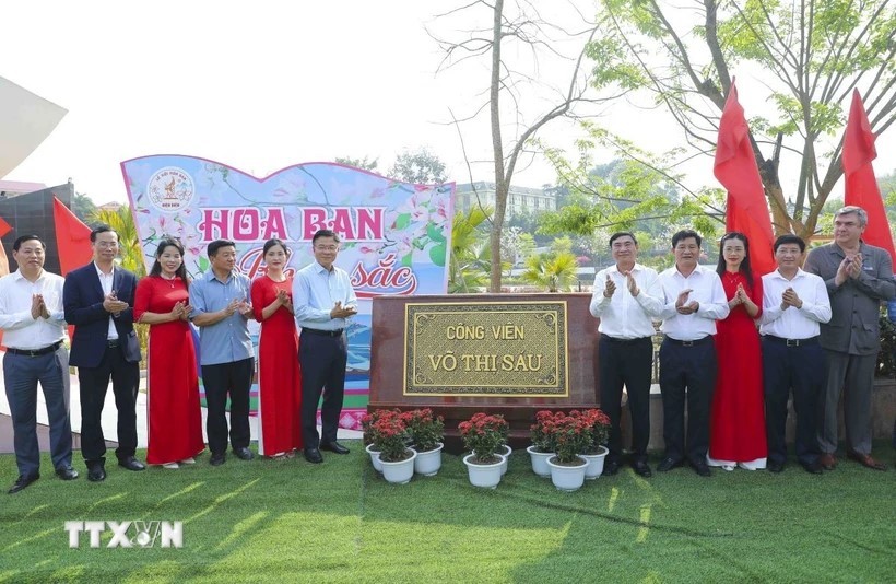 Phó Thủ tướng Lê Thành Long cùng các đại biểu gắn biển tên Công viên Võ Thị Sáu tại phường Noong Bua, thành phố Điện Biên Phủ. (Ảnh: TTXVN) Phó Thủ tướng Lê Thành Long cùng các đại biểu gắn biển tên Công viên Võ Thị Sáu tại phường Noong Bua, thành phố Điện Biên Phủ. (Ảnh: TTXVN)