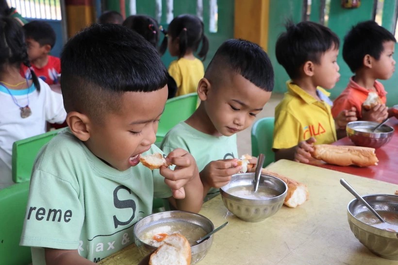 Bữa ăn bán trú của học sinh điểm trường thôn 4, xã Trà Thủy, huyện Trà Bồng, tỉnh Quảng Ngãi. (Ảnh: TTXVN) Bữa ăn bán trú của học sinh điểm trường thôn 4, xã Trà Thủy, huyện Trà Bồng, tỉnh Quảng Ngãi. (Ảnh: TTXVN)