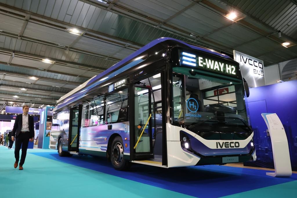 Ảnh minh hoạ: xe buýt chạy bằng hydro được chụp tại triển lãm Tuần lễ Hydrogen Châu Âu ở Brussels, Bỉ, vào ngày 18/11/2024 Ảnh minh hoạ: xe buýt chạy bằng hydro được chụp tại triển lãm Tuần lễ Hydrogen Châu Âu ở Brussels, Bỉ, vào ngày 18/11/2024
