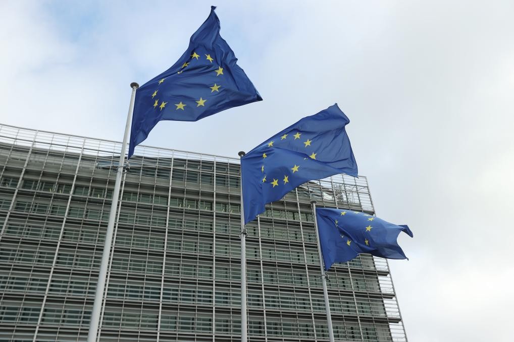 lá cờ Liên minh Châu Âu tung bay bên ngoài trụ sở Ủy ban Châu Âu ở Brussels, Bỉ. lá cờ Liên minh Châu Âu tung bay bên ngoài trụ sở Ủy ban Châu Âu ở Brussels, Bỉ.