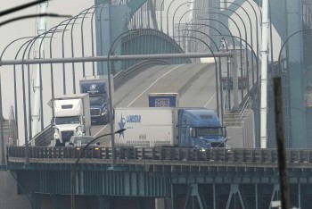 Tổng thống Trump tạm dừng áp thuế quan đối với Canada và Mexico