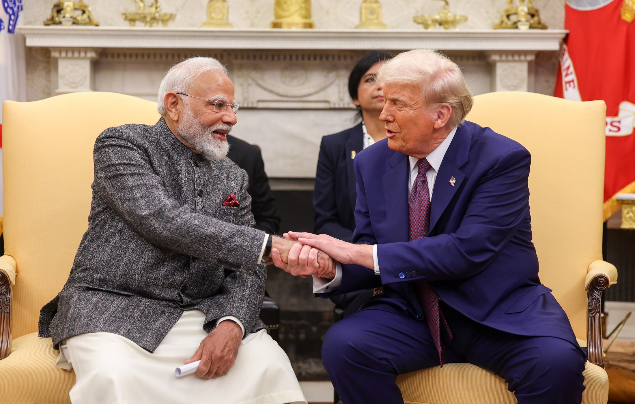Thủ tướng Ấn Độ Narendra Modi (trái) và Tổng thống Mỹ Donald Trump gặp nhau tại Nhà Trắng ngày 13/2. (Nguồn: X/@Narendra Modi)