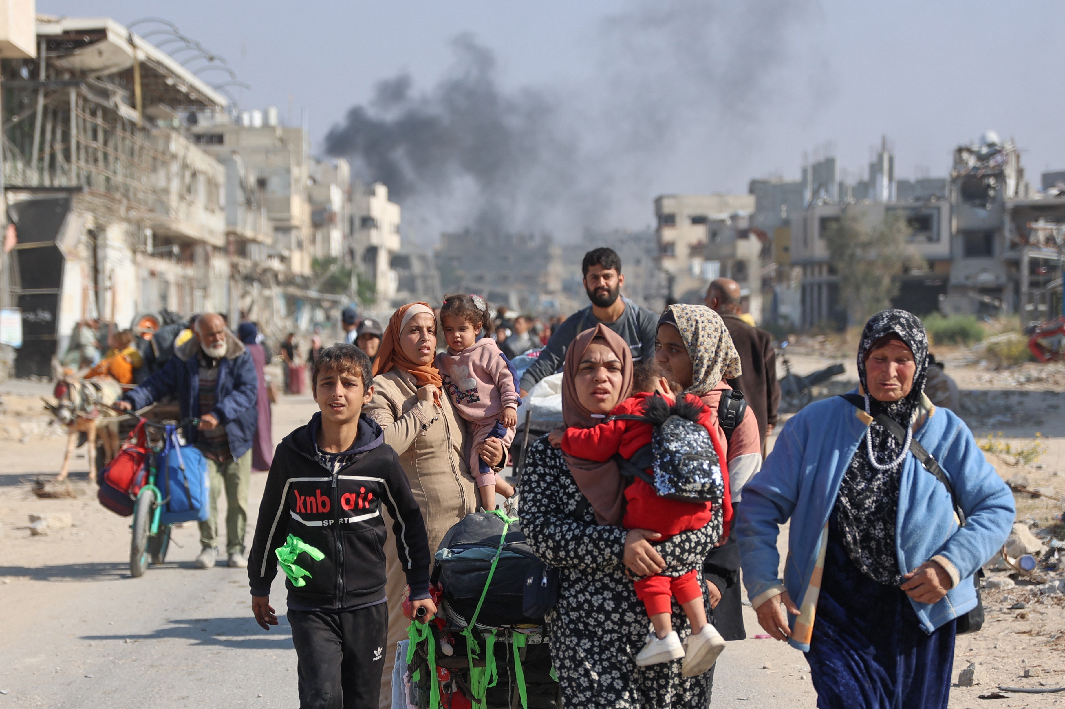 Người dân Palestine di tản từ khu tị nạn Beit Hanoun về miền bắc Gaza ngày hồi tháng 11/2024. (Ảnh: AFP) Người dân Palestine di tản từ khu tị nạn Beit Hanoun về miền bắc Gaza ngày hồi tháng 11/2024. (Ảnh: AFP)