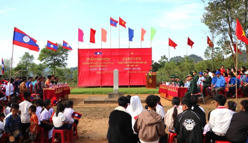 Tháng Ba Biên giới: Nhiều hoạt động giao lưu, khám bệnh, cấp phát thuốc cho người dân Lào Tháng Ba Biên giới: Nhiều hoạt động giao lưu, khám bệnh, cấp phát thuốc cho người dân Lào