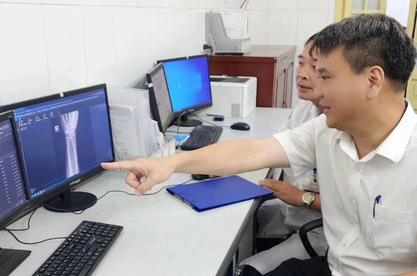 Giám đốc lang thang khắp các viện tìm cách "xóa sổ" cảnh xếp hàng, bệnh án giấy