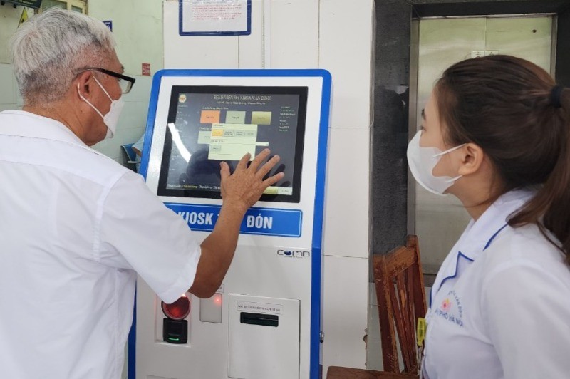 Giám đốc lang thang khắp các viện tìm cách "xóa sổ" cảnh xếp hàng, bệnh án giấy
