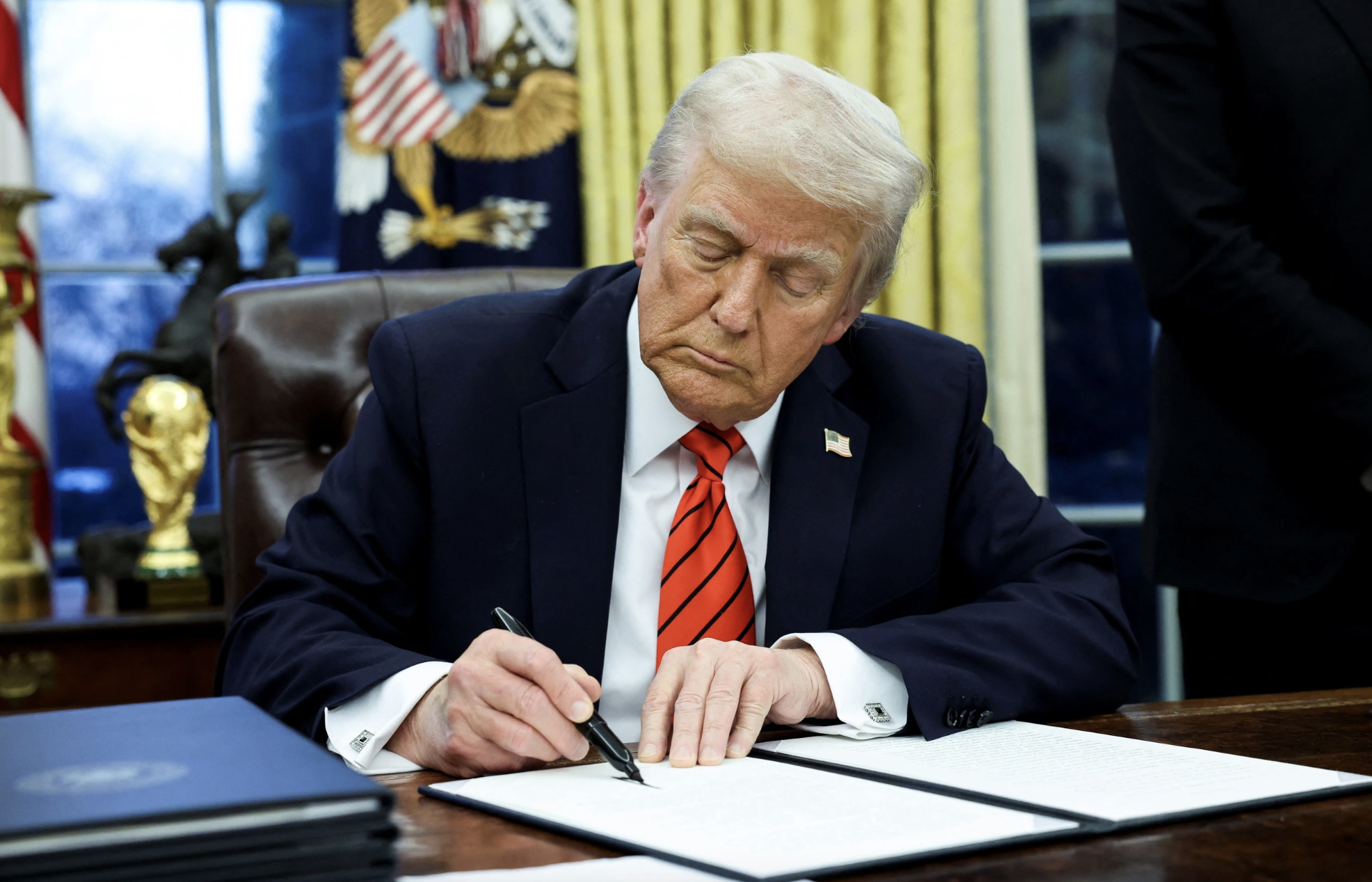 Ông Trump ký sắc lệnh tại phòng Bầu dục ở Nhà Trắng hôm 10/2 Ảnh: REUTERS Ông Trump ký sắc lệnh tại phòng Bầu dục ở Nhà Trắng hôm 10/2 Ảnh: REUTERS