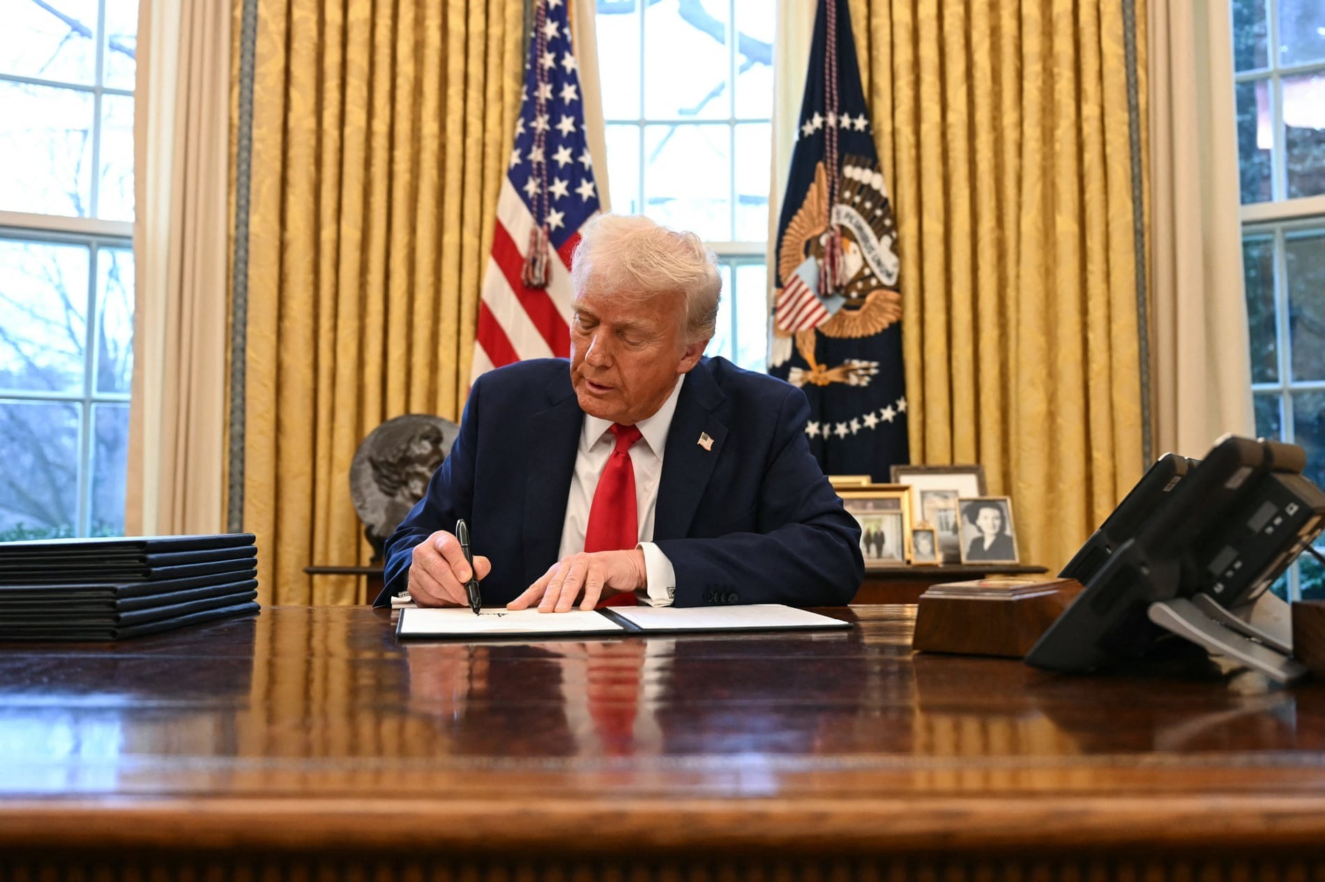 Donald Trump ký sắc lệnh hành pháp thành lập quỹ tài sản quốc gia Mỹ tại Phòng Bầu dục của Nhà Trắng vào 3/2. (Ảnh: Jim Watson/AFP/Getty Images) Donald Trump ký sắc lệnh hành pháp thành lập quỹ tài sản quốc gia Mỹ tại Phòng Bầu dục của Nhà Trắng vào 3/2. (Ảnh: Jim Watson/AFP/Getty Images)