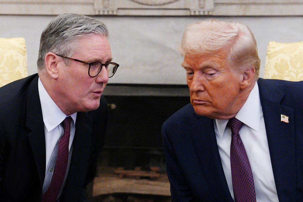 Thủ tướng Anh Keir Starmer gặp Tổng thống Hoa Kỳ Donald Trump tại Phòng Bầu dục ở Nhà Trắng vào ngày 27 tháng 2 năm 2025 tại Washington, DC, Hoa Kỳ Carl Court/Pool qua REUTERS/Ảnh lưu trữ ( qua REUTERS ) Thủ tướng Anh Keir Starmer gặp Tổng thống Hoa Kỳ Donald Trump tại Phòng Bầu dục ở Nhà Trắng vào ngày 27 tháng 2 năm 2025 tại Washington, DC, Hoa Kỳ Carl Court/Pool qua REUTERS/Ảnh lưu trữ ( qua REUTERS )