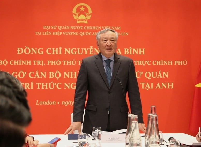 Deputy PM Nguyen Hoa Binh speaks at a meeting with embassy staff and Vietnamese intellectuals in the UK. (Photo: VGP/Dinh Hai) Deputy PM Nguyen Hoa Binh speaks at a meeting with embassy staff and Vietnamese intellectuals in the UK. (Photo: VGP/Dinh Hai)