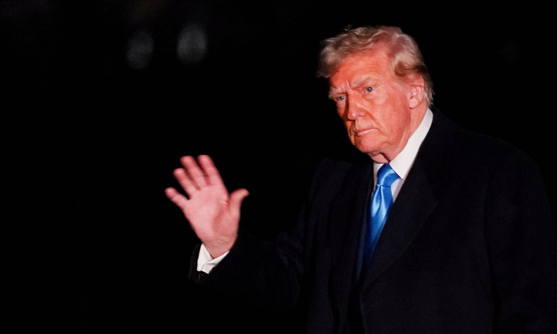 Donald Trump cũng đang loại bỏ một khoản miễn trừ dành cho Trung Quốc, theo đó các lô hàng có giá trị dưới 800 đô la sẽ không phải đối mặt với thuế quan. Ảnh: Nathan Howard/Reuters