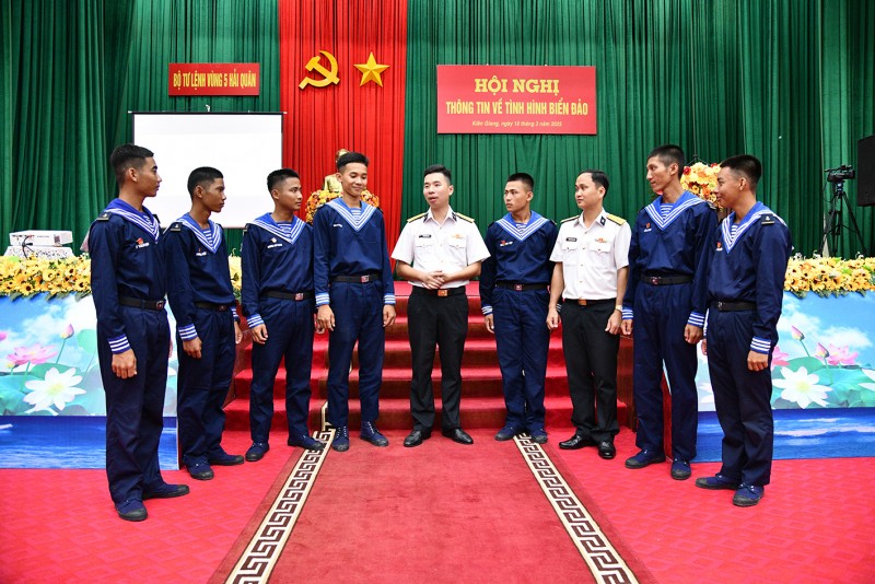 undefined Vùng 5 Hải quân thông tin về biển, đảo cho chiến sĩ mới nhập ngũ năm 2025