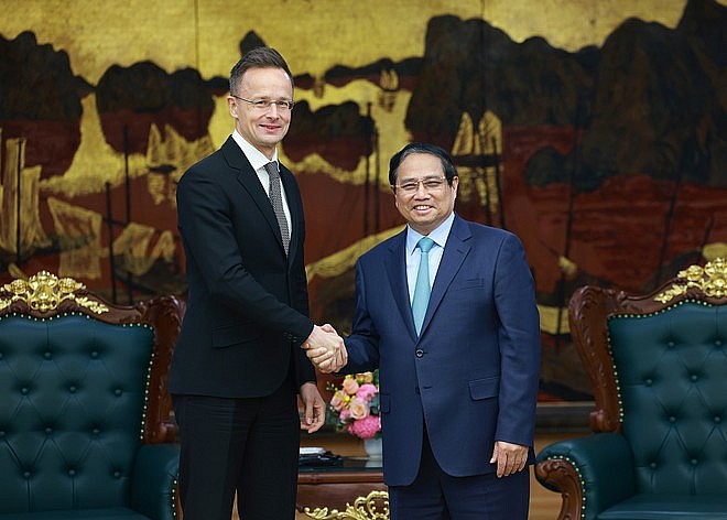 Prime Minister Pham Minh Chinh (R) and Hungarian Minister of Foreign Affairs and Trade Szijjártó Péter. (Photo: VNA) Prime Minister Pham Minh Chinh (R) and Hungarian Minister of Foreign Affairs and Trade Szijjártó Péter. (Photo: VNA)