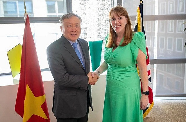 Standing Deputy Prime Minister Nguyen Hoa Binh (L) shakes hands with UK Deputy Prime Minister Angela Rayner in London, March 18, 2025. Photo: VGP/Dinh Hai Standing Deputy Prime Minister Nguyen Hoa Binh (L) shakes hands with UK Deputy Prime Minister Angela Rayner in London, March 18, 2025. Photo: VGP/Dinh Hai