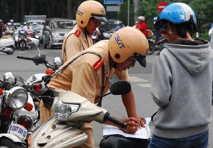 Xe gắn máy vượt đèn vàng có thẻ bị xử phạt lên đến 14 triệu đồng. Xe gắn máy vượt đèn vàng có thẻ bị xử phạt lên đến 14 triệu đồng.