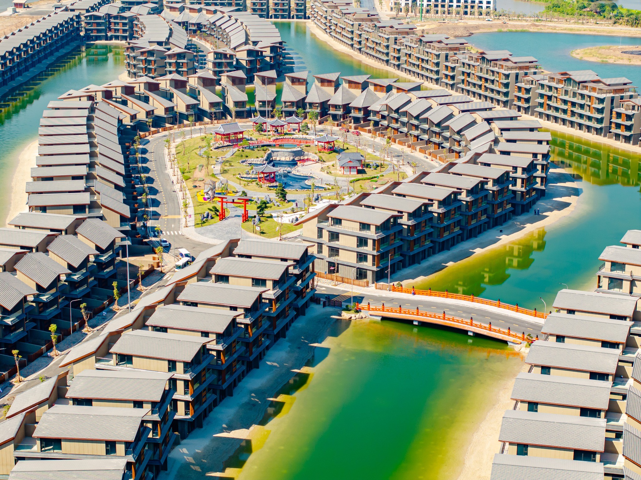 Các phân khu tại Vinhomes Royal Island đang dần bàn giao tới tay khách hàng Các phân khu tại Vinhomes Royal Island đang dần bàn giao tới tay khách hàng