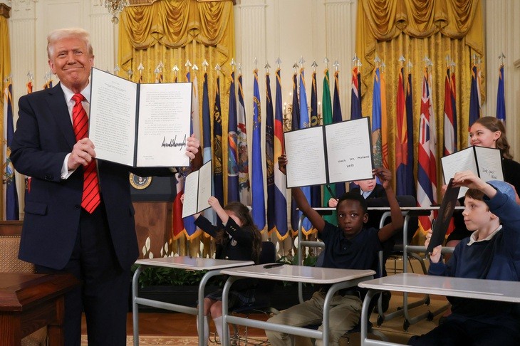 Quang cảnh lễ ký sắc lệnh hành pháp của ông Trump tại Nhà Trắng ngày 20/3. (Ảnh: Reuters) Quang cảnh lễ ký sắc lệnh hành pháp của ông Trump tại Nhà Trắng ngày 20/3. (Ảnh: Reuters)