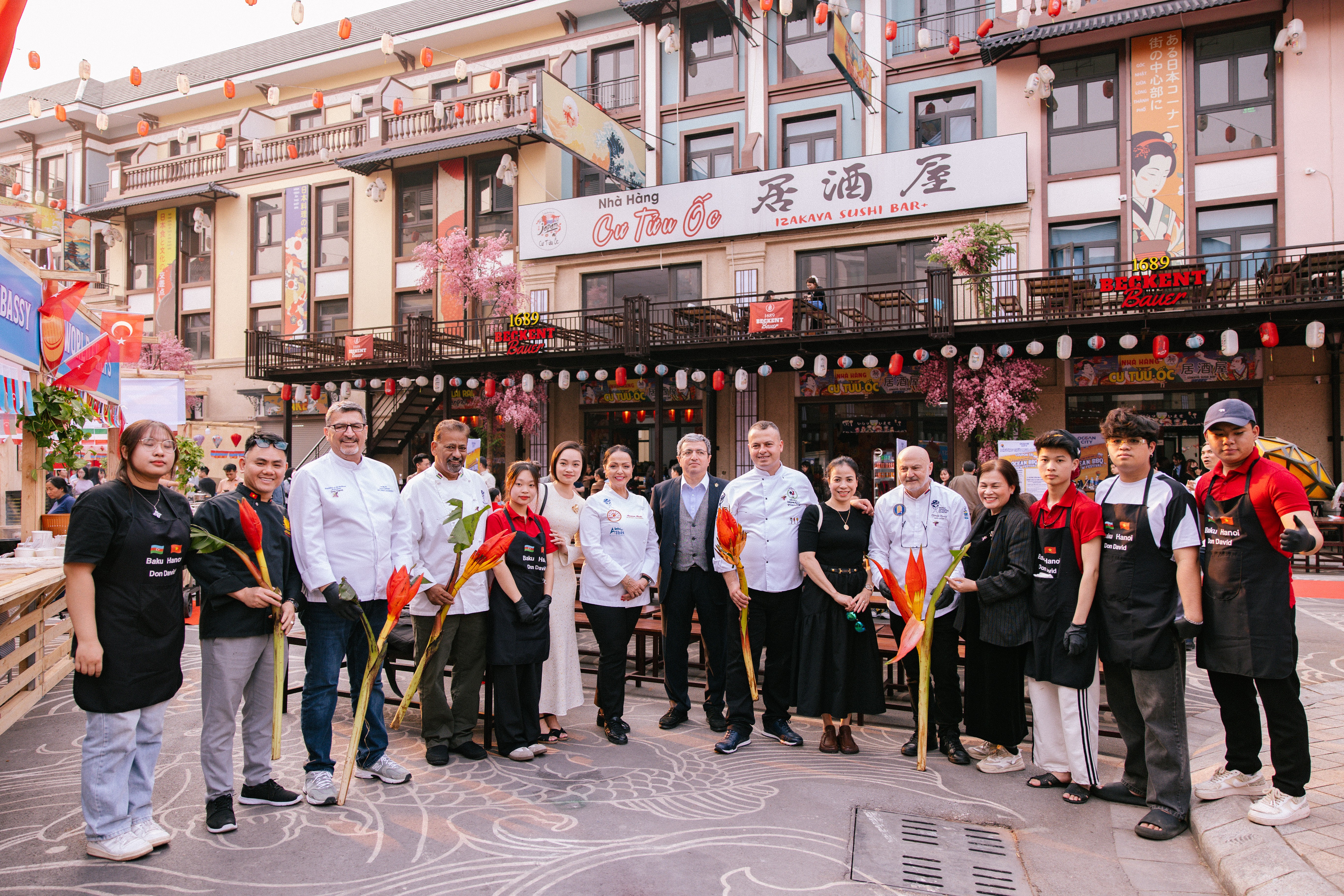 Ngài Shovgi Mehdizada đại sứ đặc mệnh toàn quyền Azerbaijan tại Việt Nam và Chef Don David cùng các đầu bếp quốc tế từ Worldchefs tại Lễ hội Ngài Shovgi Mehdizada đại sứ đặc mệnh toàn quyền Azerbaijan tại Việt Nam và Chef Don David cùng các đầu bếp quốc tế từ Worldchefs tại Lễ hội