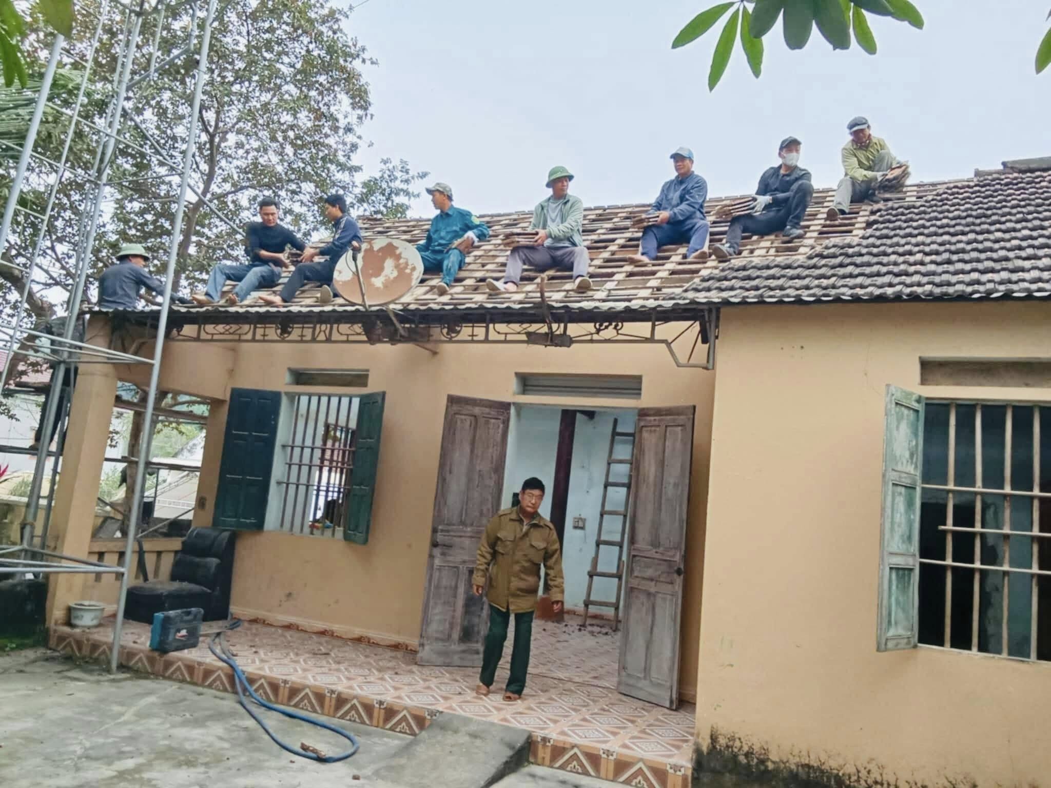 Người dân và thợ xây đang tháo dỡ mái nhà cũ để khởi công sửa chữa nhà tình nghĩa cho cựu chiến binh tại xã Nghĩa Hành, huyện Tân Kỳ, tỉnh Nghệ An. Người dân và thợ xây đang tháo dỡ mái nhà cũ để khởi công sửa chữa nhà tình nghĩa cho cựu chiến binh tại xã Nghĩa Hành, huyện Tân Kỳ, tỉnh Nghệ An.